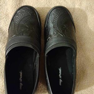 Women's size 12W  Easy Street slip on shoe